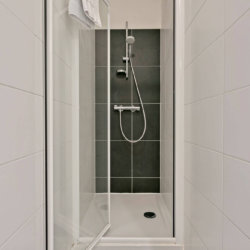 douche dans la salle de bains d'un appartement de deux chambres à coucher au centre de bruxelles