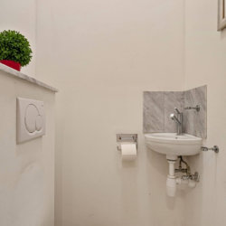 toilettes et lavabo séparés dans un appartement avec services d'une chambre près du bois de la cambre