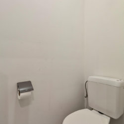 toilettes séparées dans un appartement meublé de deux chambres à bbf