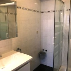 ongemeubeld drie slaapkamer appartement met badkamer en douche in Brussel Zuid